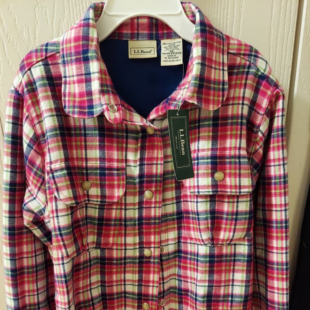 LL BEAN  Snap down closure